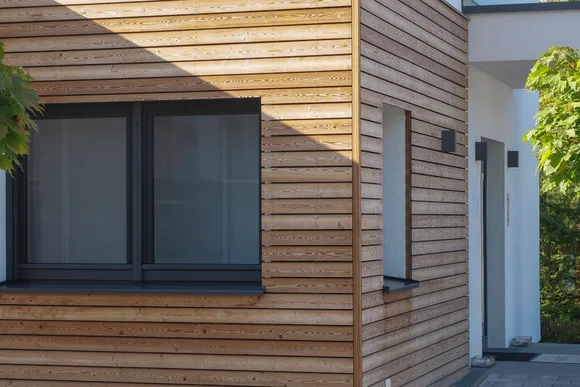 Moderne Hausfassade aus Holz